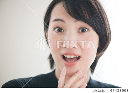 驚いた表情の若い日本人女性 ポートレートの写真素材