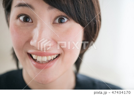 照れた表情の若い日本人女性 ポートレート 照れた表情の若い日本人女性 ポートレート 47434170