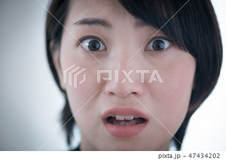 怯えた表情の若い日本人女性 47434202