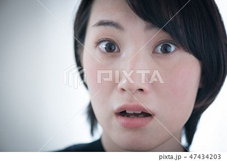 驚いて目を見開く若い日本人女性 47434203