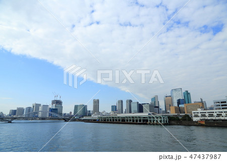 隅田川沿いに広がる湾岸エリアの風景 隅田川沿いに広がる湾岸エリアの風景 47437987