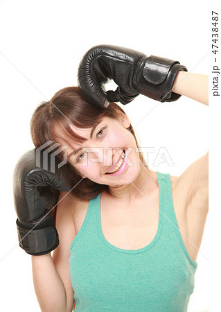 おどけて見せる女性ボクサー おどけて見せる女性ボクサー 47438487