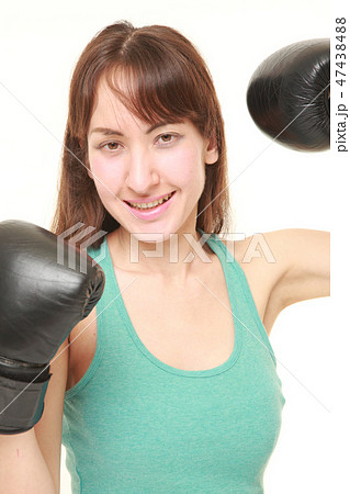 勝利のポーズを決める女性ボクサー 47438488