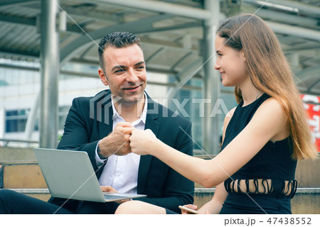 Man and women success deal business  47438552