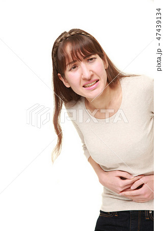 突然の激しい便意に狼狽する混血の女性 47439134