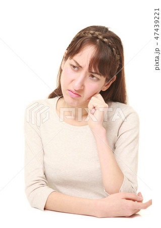 疑心暗鬼に憑りつかれる混血の女性 疑心暗鬼に憑りつかれる混血の女性 47439221