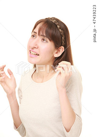どうすればよいのかわからない混血の女性 47439223