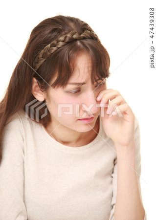 悲しみに暮れる混血の女性 悲しみに暮れる混血の女性 47439308