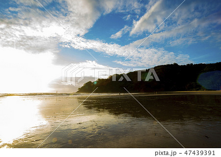 ボルネオ島 夕日とビーチの写真素材
