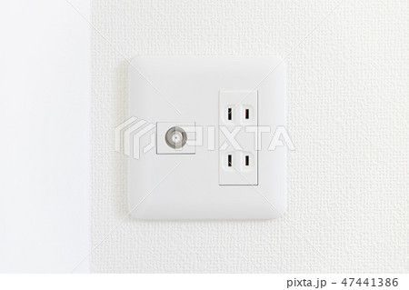 電気のコンセントとテレビのコンセント 47441386
