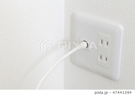 電気のコンセントとテレビのコンセント 47441394