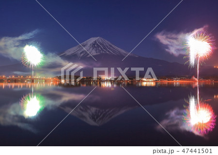 【山梨県】逆さ富士と河口湖冬花火 47441501