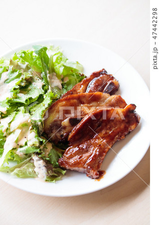 スペアリブとシーザーサラダ 47442298