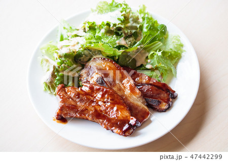 スペアリブとシーザーサラダ 47442299