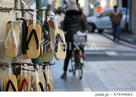 店先に吊るされた草履 店先に吊るされた草履 47444063