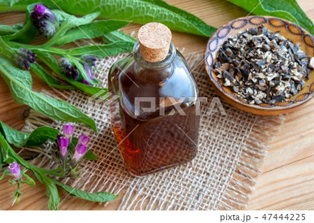 Comfrey tincture with dried comfrey root 47444225
