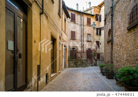 Narow streets of Volterra old town Narow streets of Volterra old town 47446631