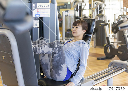 フィットネスジム　スポーツジム　マシントレーニング　フィットネス　スポーツジム　女性 47447379