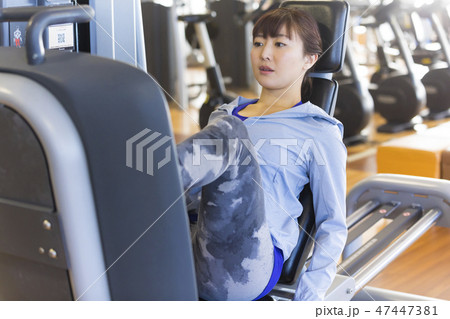 フィットネスジム　スポーツジム　マシントレーニング　フィットネス　スポーツジム　女性 47447381