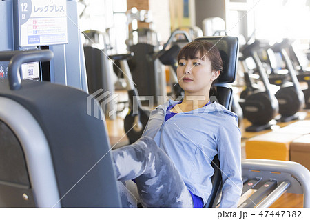 フィットネスジム　スポーツジム　マシントレーニング　フィットネス　スポーツジム　女性 47447382