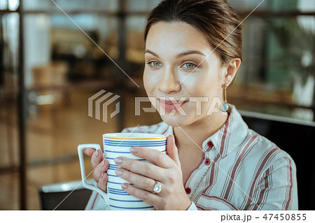 Close up of beautiful woman wearing nice jewelry drinking tea 47450855