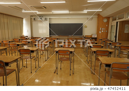教室　無人　新しい　きれい　日本　昼間 47452411