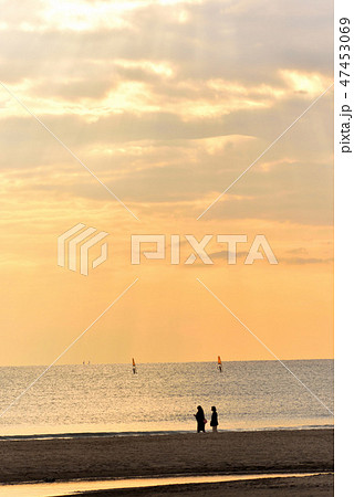 鎌倉材木座海岸の夕景と散歩する人のシルエット 鎌倉材木座海岸の夕景と散歩する人のシルエット 47453069