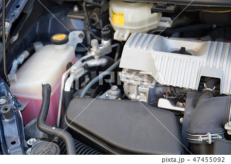 車のエンジンルーム 47455092