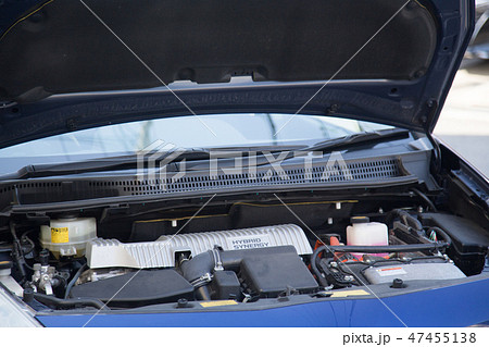 車のエンジンルーム 47455138