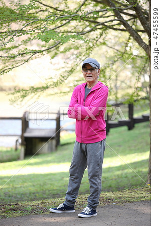 公園でにっこり微笑む高齢者の男性 公園でにっこり微笑む高齢者の男性 47455599