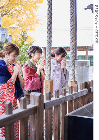 参拝する着物の女性 参拝する着物の女性 47456023