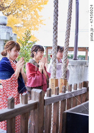 参拝する着物の女性 47456024