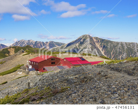 蝶ヶ岳ヒュッテと常念岳 47456131
