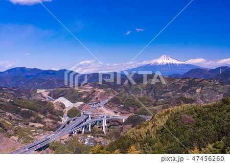 【静岡県】新東名高速道路新清水JCTと富士山 47456260