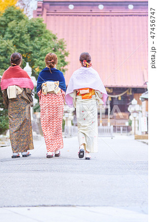 着物の女性の後ろ姿 境内を歩く 3人の写真素材