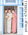 扉から外を眺める着物の女性　3人　美しい 47456811
