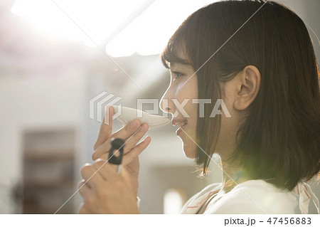 料理の味見をする若いお母さん　調理シーン 47456883
