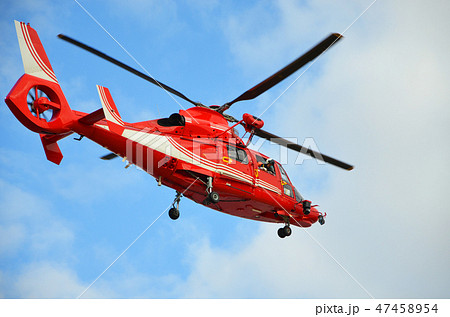 出初式でデモンストレーション飛行を行う消防防災ヘリコプター 47458954