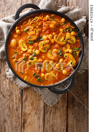 Mushroom curry with spinach and chickpeas 47458963