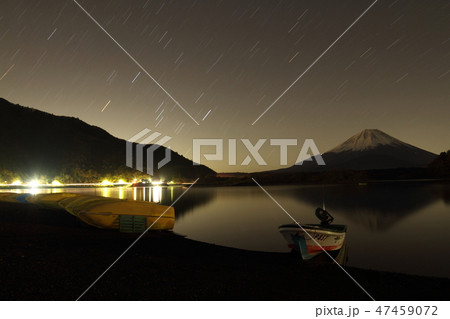 富士山と星空と湖 富士山と星空と湖 47459072