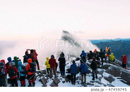 石鎚山 ご来光を待つ登山客 47459745