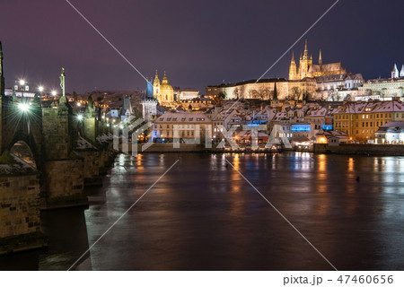 チェコ　雪化粧のプラハ　カレル橋とプラハ城　 47460656