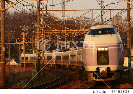 夕陽に染まるE351系・スーパーあずさ 47465338