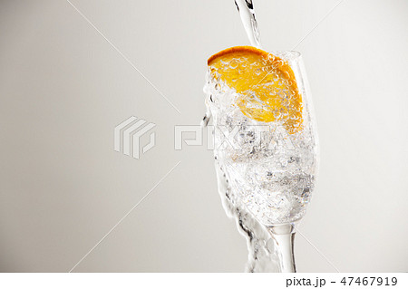 炭酸水にオレンジ 47467919