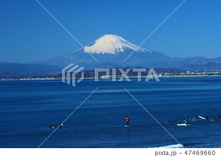 片瀬海岸から望む富士山とサーファー 47469660