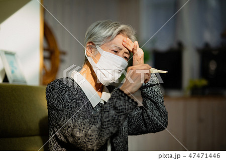 体調不良のシニア女性 体調不良のシニア女性 47471446