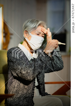 体調不良のシニア女性 体調不良のシニア女性 47471447
