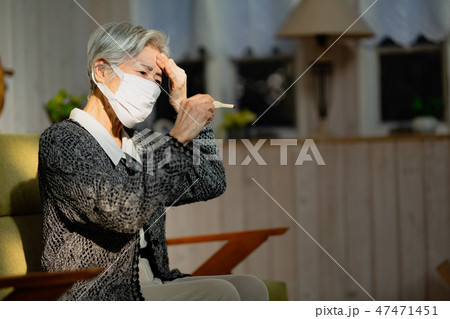 体調不良のシニア女性 体調不良のシニア女性 47471451