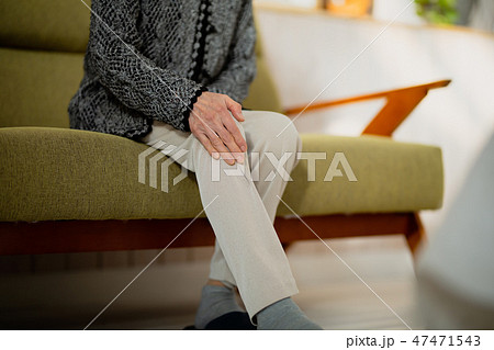 膝が痛むシニア女性 47471543