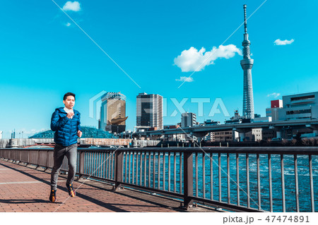 Man run by Sumida river, Tokyo Skytree background 47474891